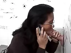 Gloryhole u toalet za azijatkinju