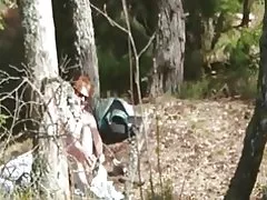 Napaljena riđi je švicarski žena otvorenom striptiz i jebi se