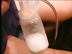 Seksi dugom kosom latino duplo pumpe mlijeko iz njene grudi otekao