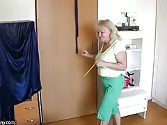 Oldnanny bucmasta zrelo sa starim zreo je igra sa pičkica